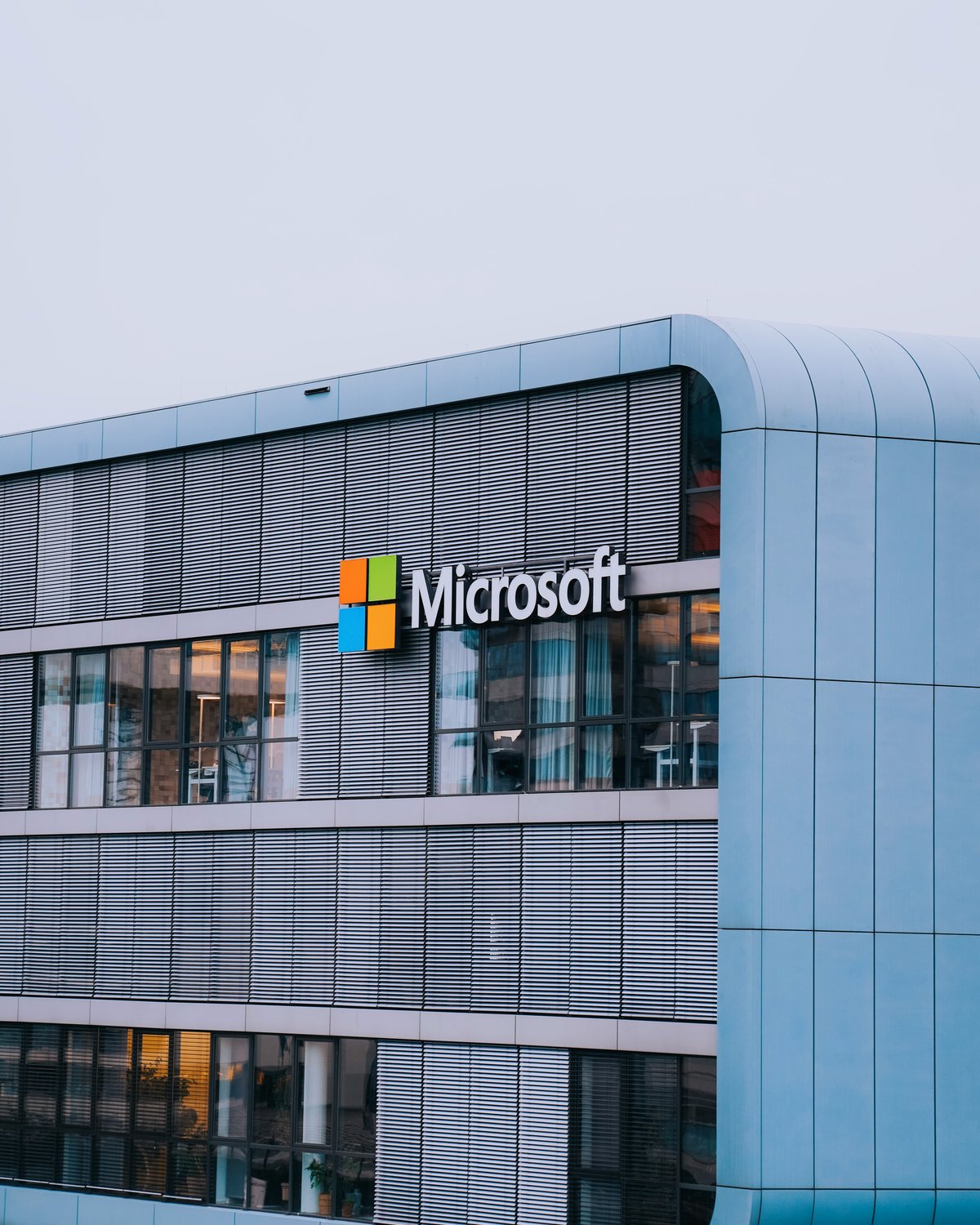 Microsoft office building exterior representing cloud and Microsoft 365 services